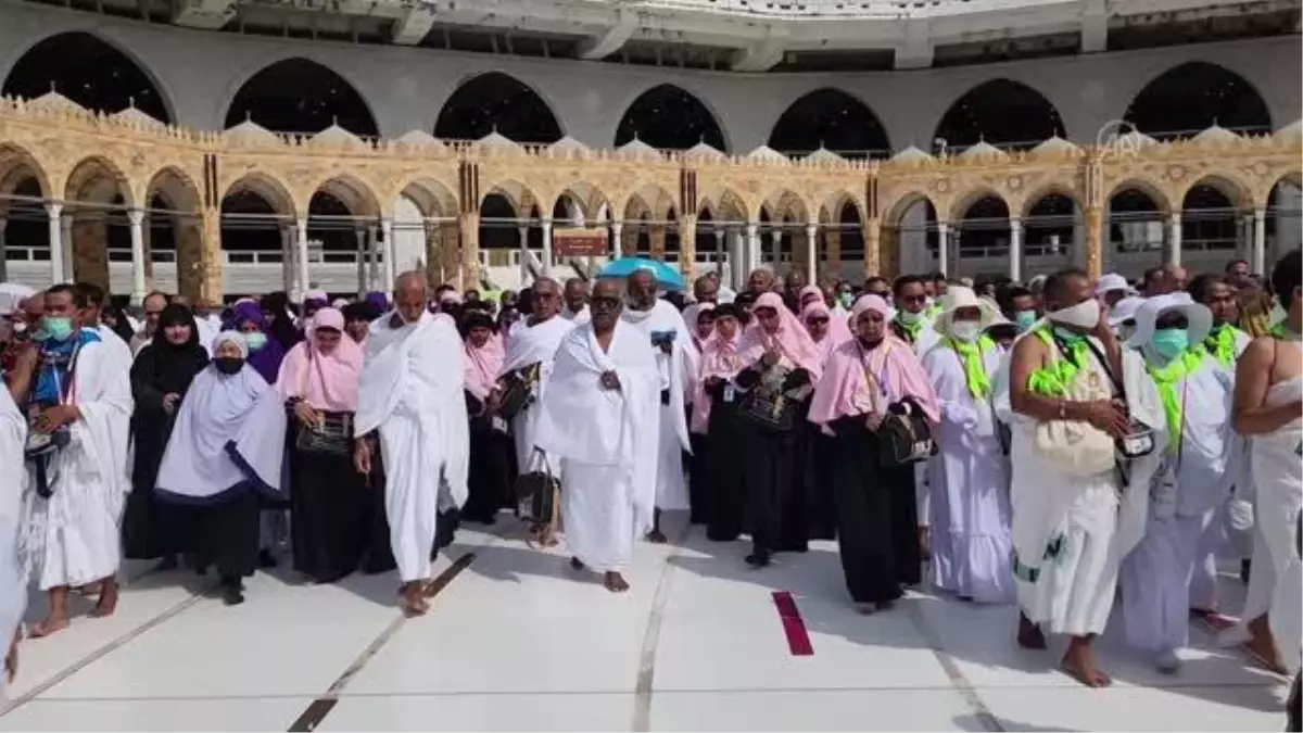 Hacı adayları cuma namazını Kabe\'de kıldı