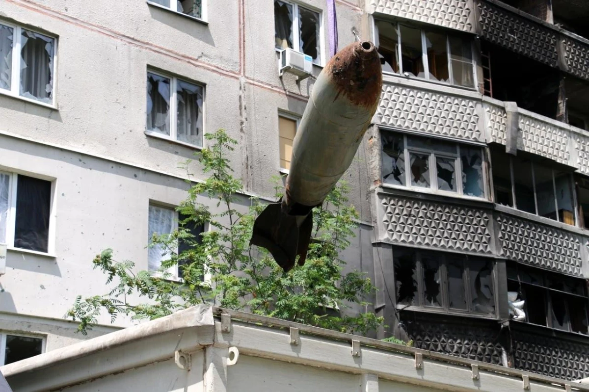 Son dakika haberi | Harkov\'da 9 katlı binanın çatısındaki bomba vinçle çıkarıldı