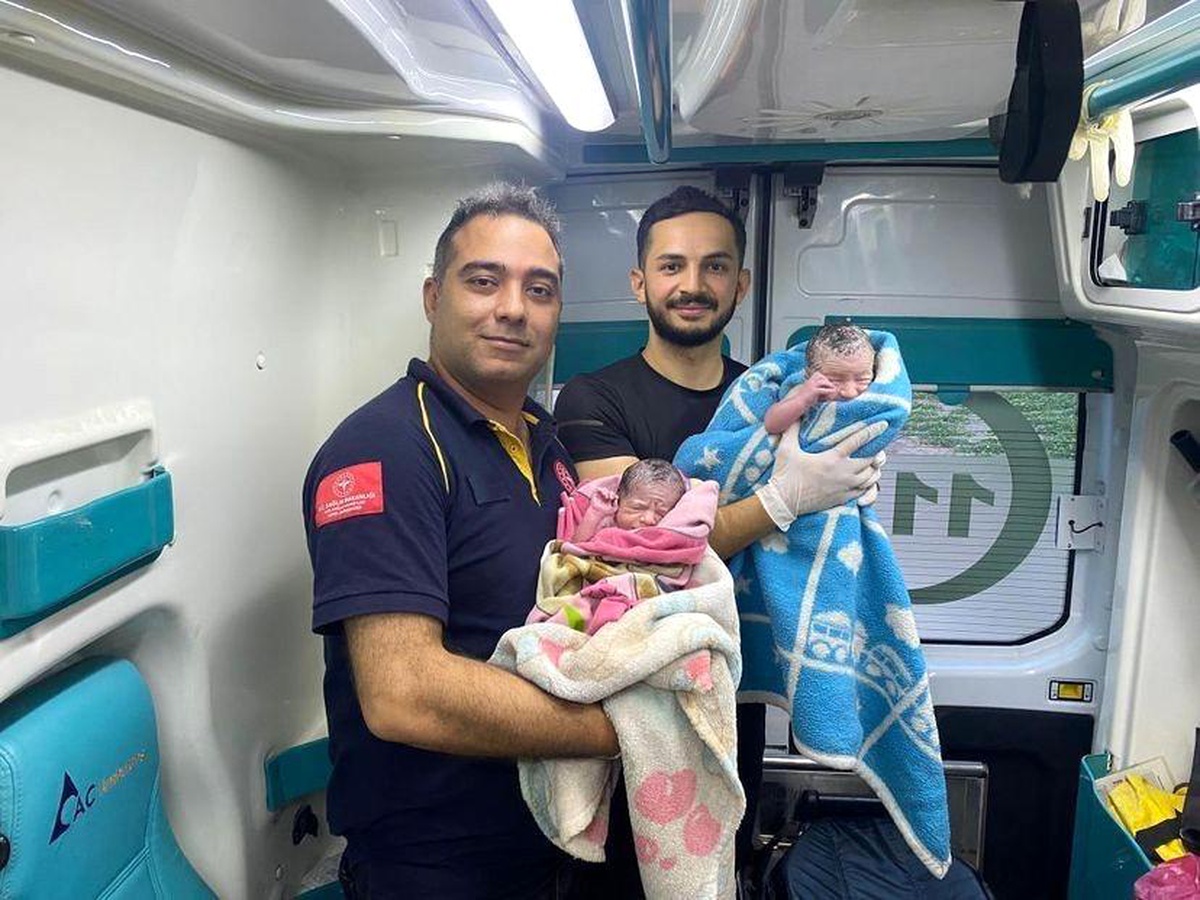 Son dakika haberleri: Hastane yolunda ambulansta ikiz bebek dünyaya getirdi