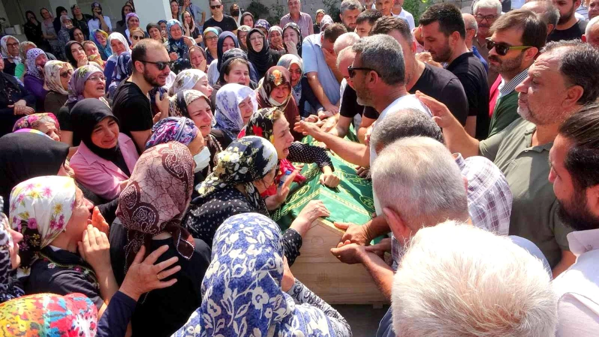 İtalya\'daki helikopter kazasında yaşamını yitiren Serhat Kenar\'ın cenazesinde gözyaşları sel oldu