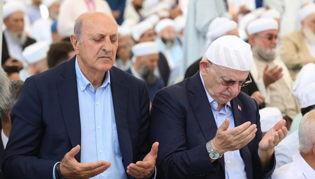 CHP İstanbul Milletvekili İlhan Kesici\'nin Mahmut Ustaosmanoğlu\'nun cenazesine katılması vatandaşı ikiye böldü