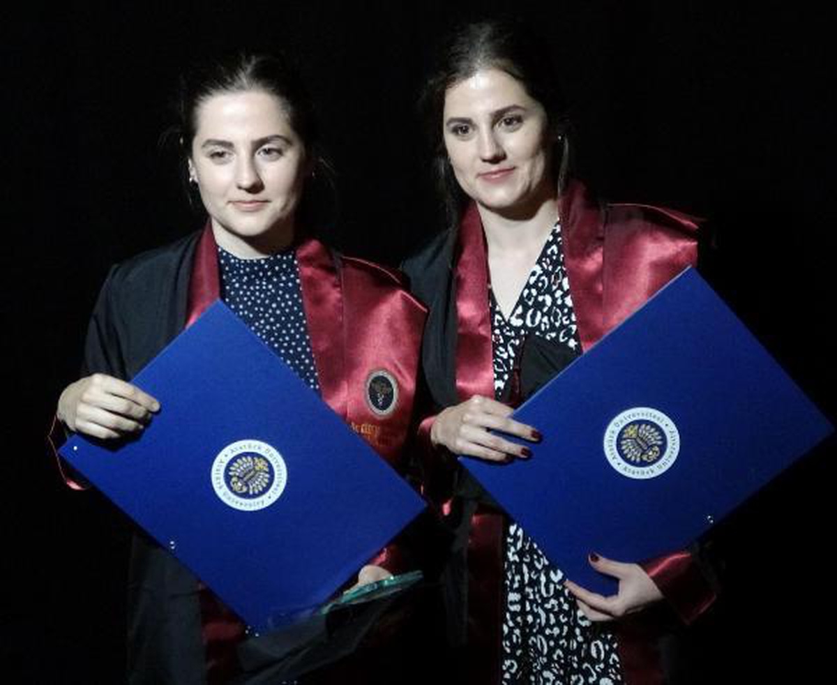 İlk, orta, lise ve üniversiteden birlikte mezun olan ikizler doktor oldu