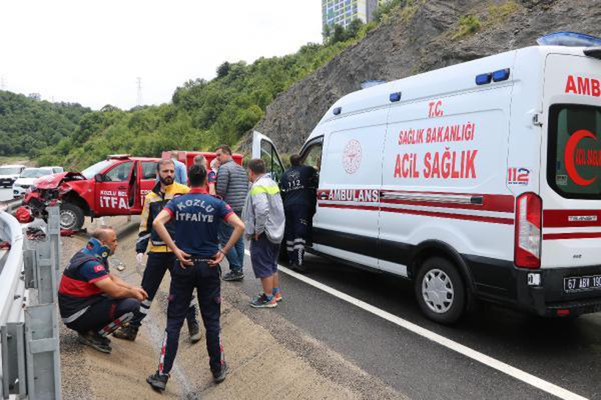 Son dakika haberi! Kazadan dönen itfaiye ekibinin aracı bariyerlere çarptı: 3 yaralı
