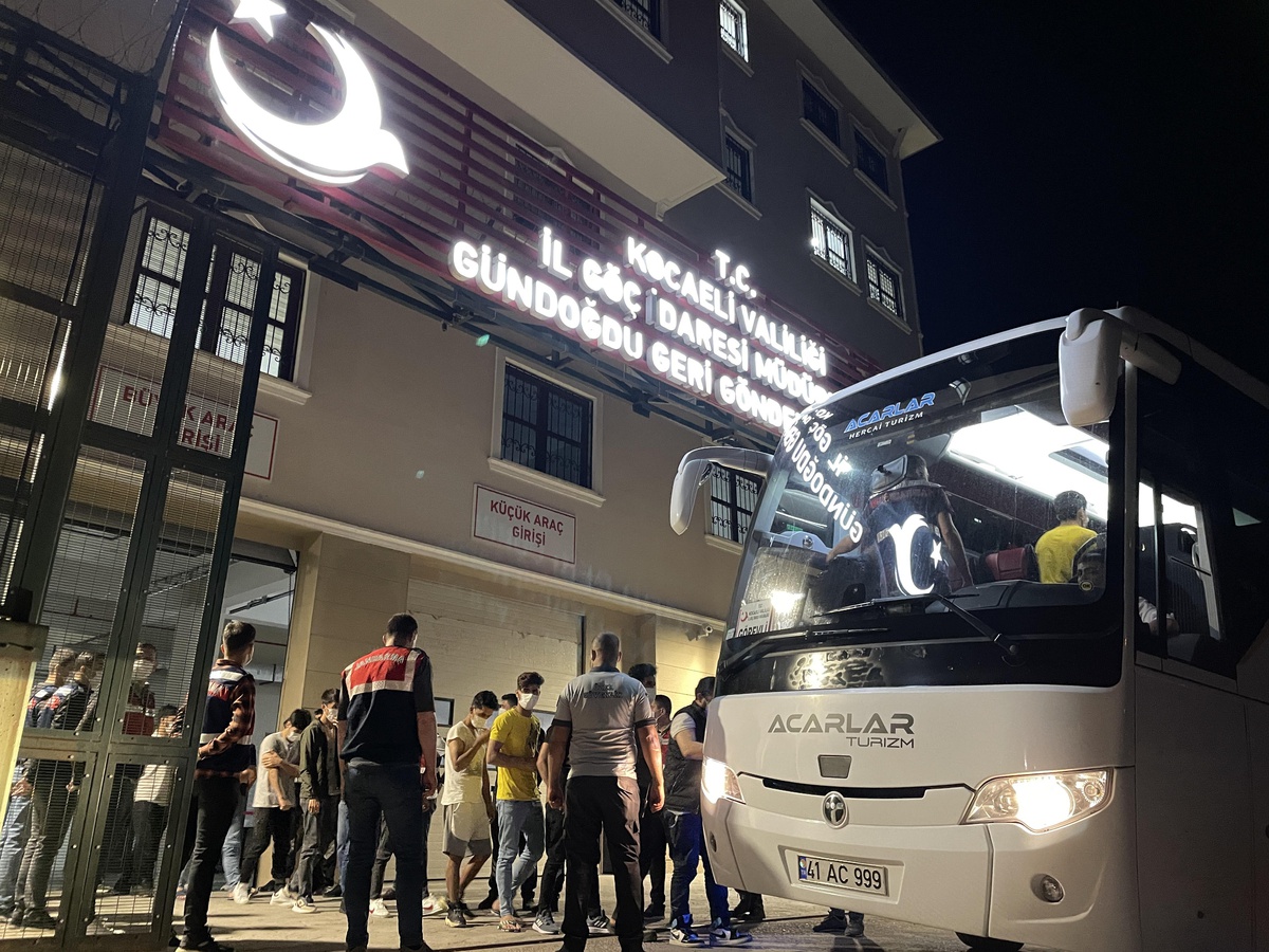 Kocaeli\'de 136 düzensiz göçmen ülkesine gönderildi