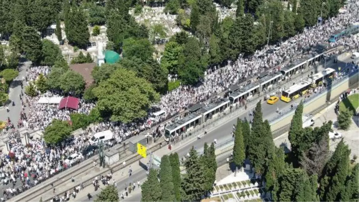 Mahmut Ustaosmanoğlu mürşidi Ali Haydar Efendi\'nin yanına defnedildi