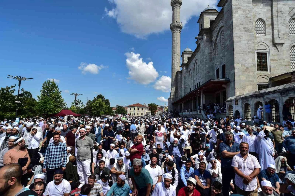 Mahmut Ustaosmanoğlu\'nun cenazesi Fatih Camii\'ne getirildi