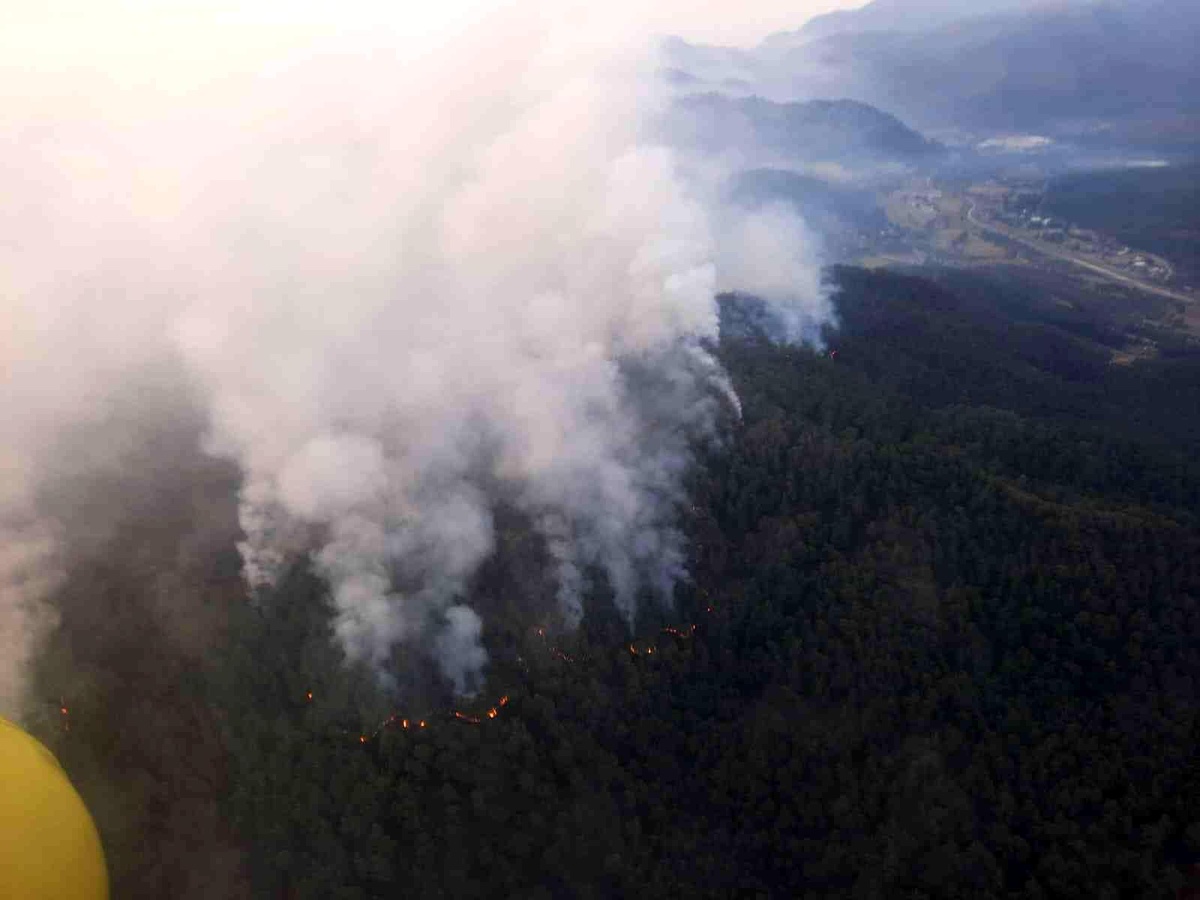 Son dakika haberi... Marmaris yangınına 38 helikopter, 15 uçakla müdahale devam ediyor