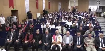 Mezun olan üniversite öğrencileri törenle diplomalarını aldı