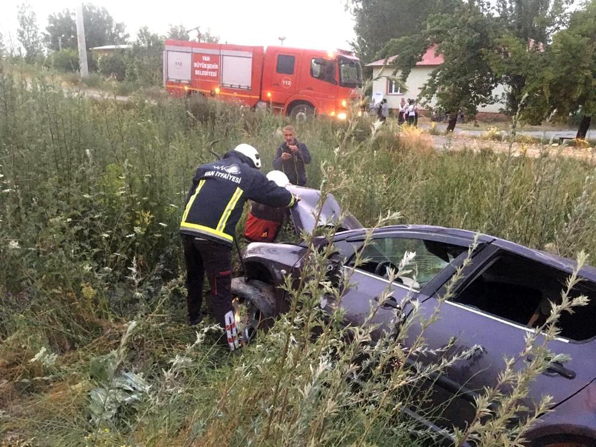Son dakika haberi... Otomobil şarampole devrildi: 3 yaralı