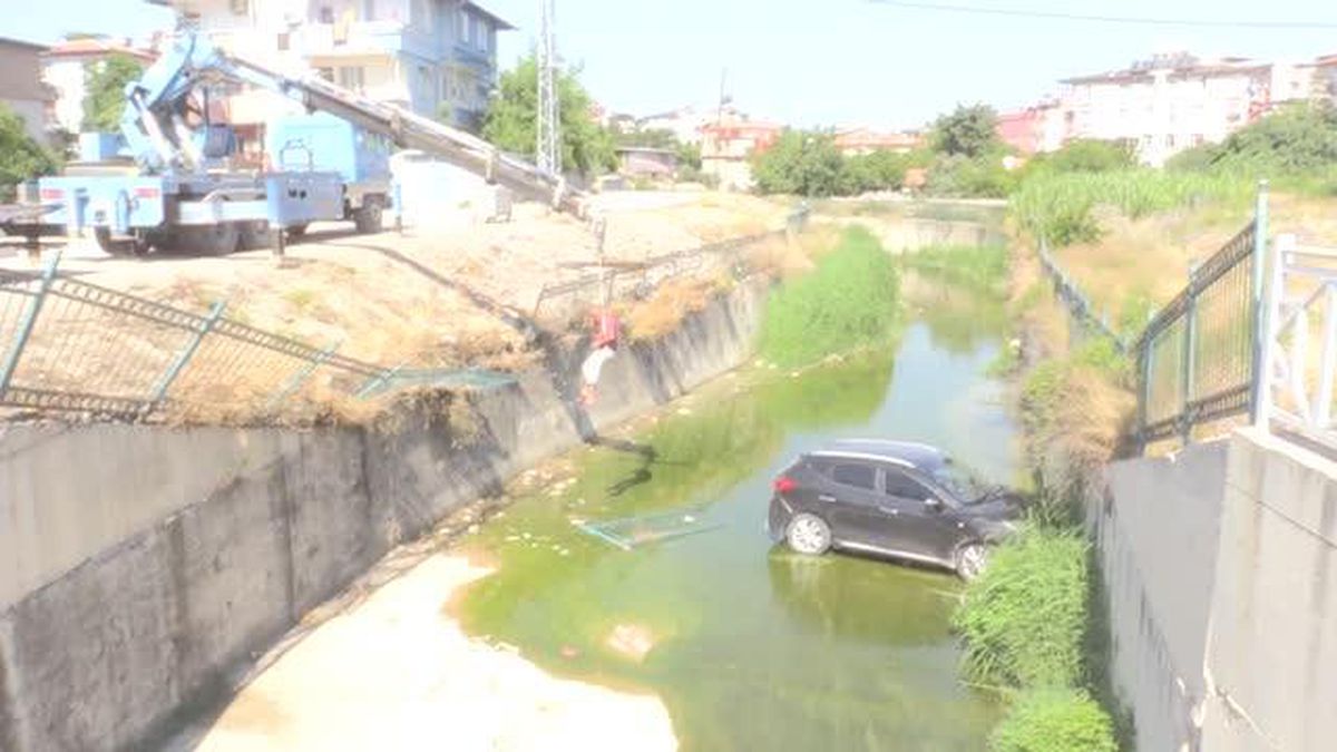 Otomobil sulama kanalına devrildi