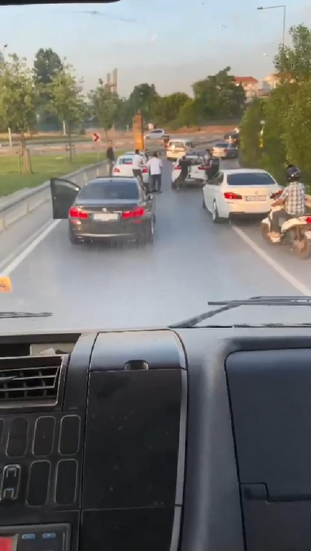 Sancaktepe\'de trafikte tekmeli kemerli kavga