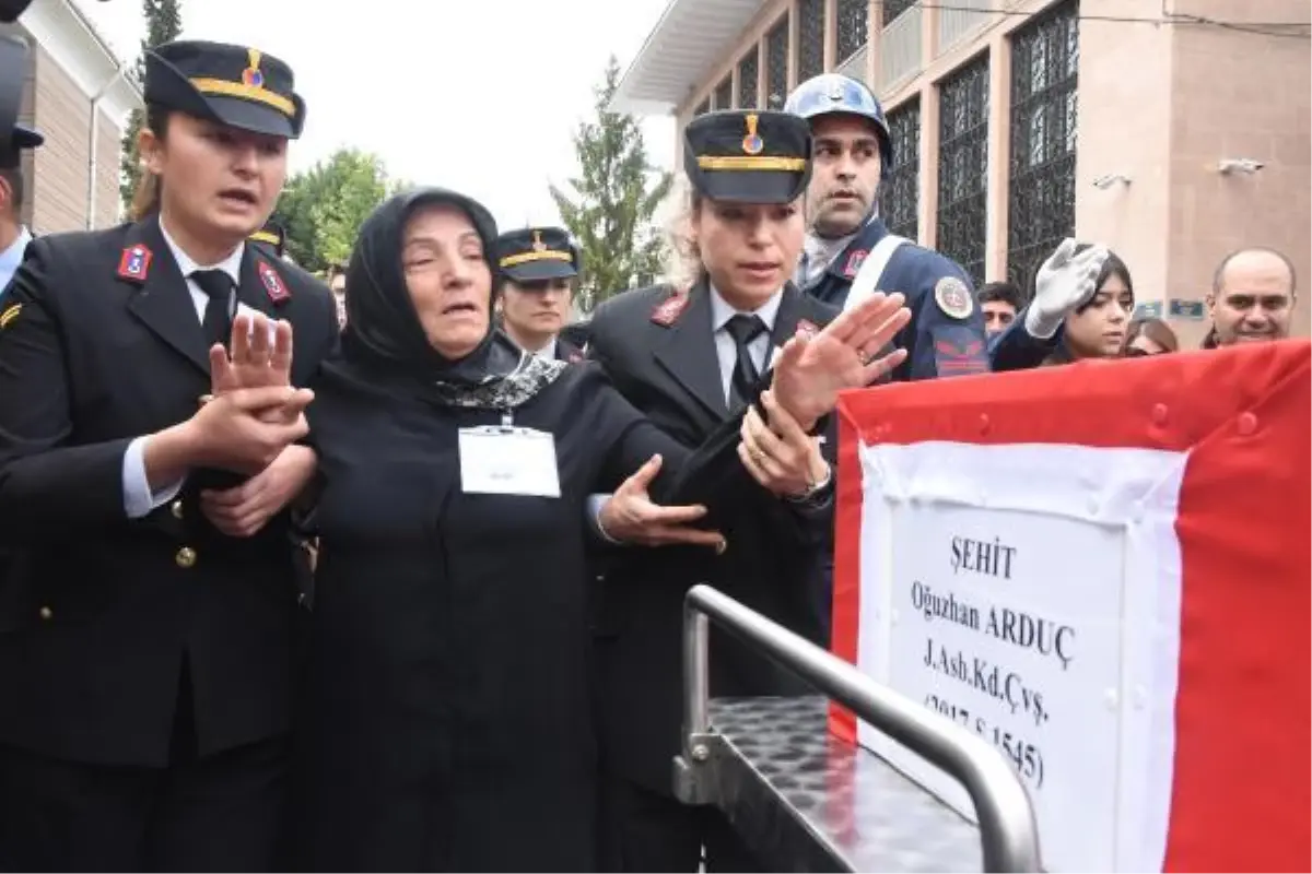 Son dakika haberi: Şehit oğlunu asker selamıyla uğurlayan anne: Hakkımı sana helal ettim