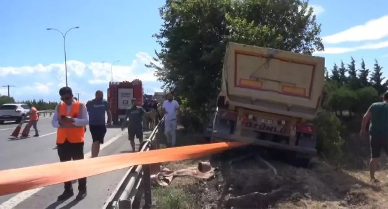 Silivri\'de hafriyat kamyonu ağaca takılıp duvarda asılı kaldı