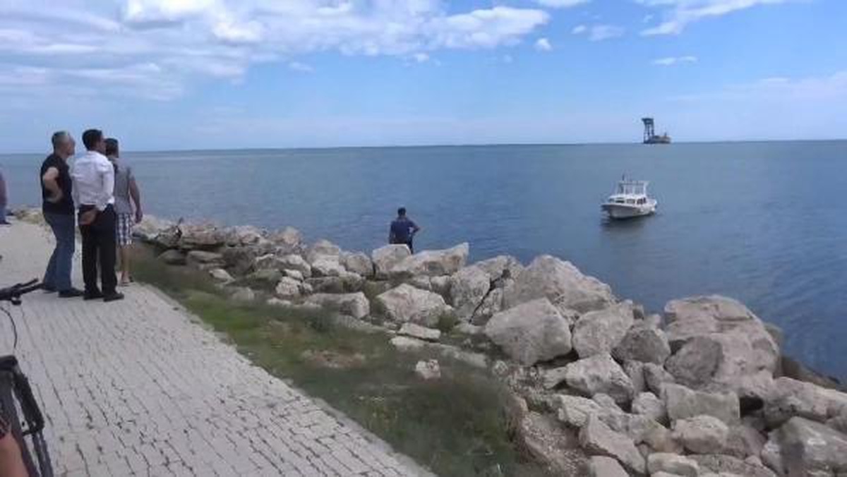 Silivri\'de zıpkınla balık avlayan kişi ekipleri harekete geçirdi
