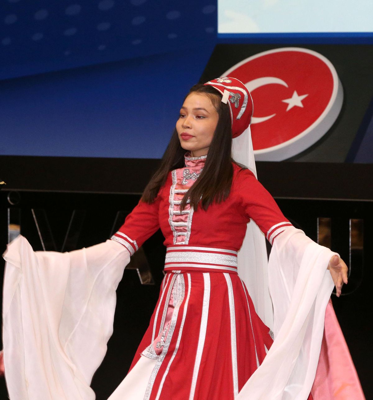 Sivas'ta eğitim gören yabancı öğrenciler halay çekip türkü söyledi