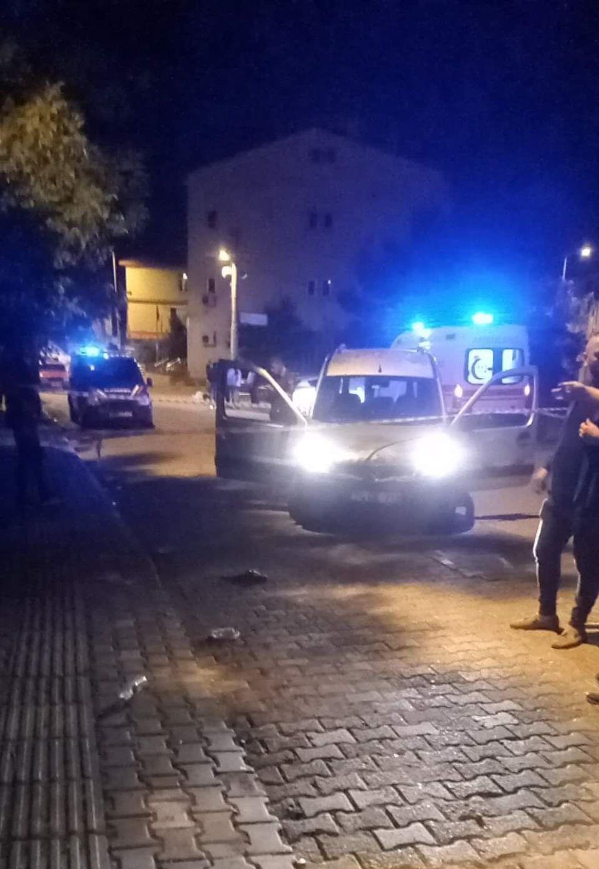 Sokak ortasında silahlar konuştu: 1 ölü, 2 yaralı