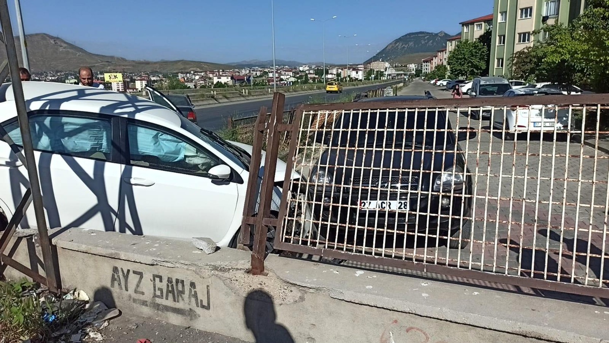 Tatvan\'da 2 kişinin yaralandığı kaza anı kameralara yansıdı