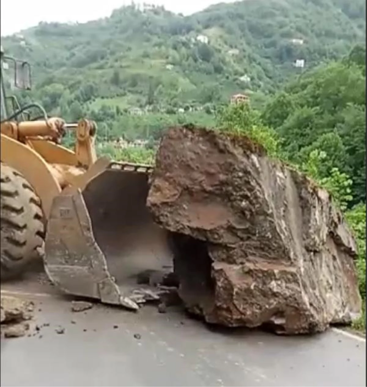 Trabzon\'da heyelan; düşen dev kaya parçaları karayolunu kapattı