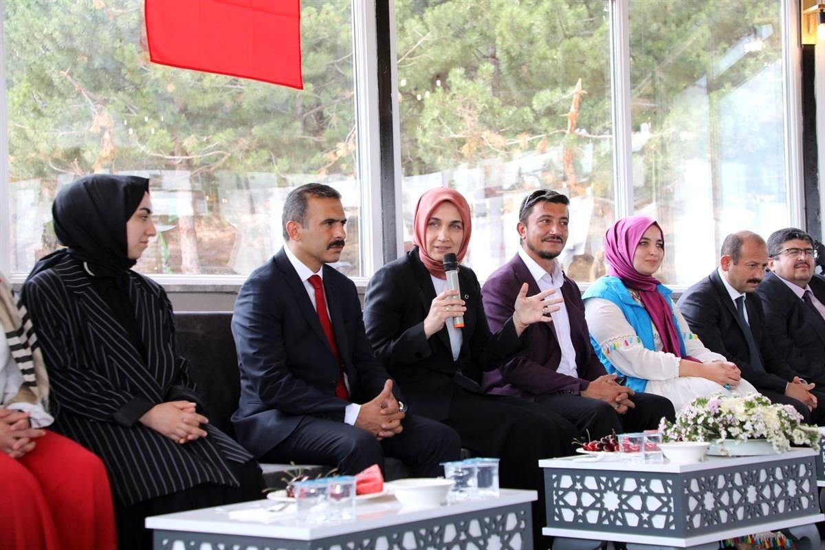 Vali Yiğitbaşı gençlerle söyleşi yaptı