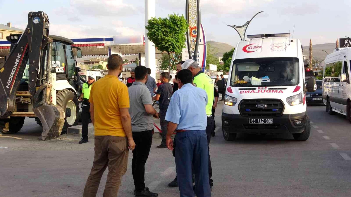 Son dakika haberleri... Van\'da otomobil \'U\' dönüşü yapan minibüse çarptı: 5 yaralı