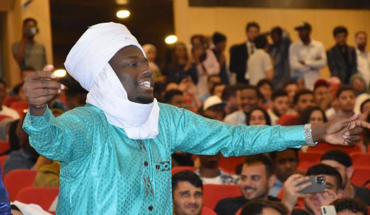 Yabancı uyruklu öğrenciler Sivas halayı çekip, türkü söyledi