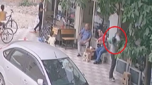 1 yaşındaki Afgan Khatıra'nın balkondan düşmesi kamerada 1 yaşındaki Afgan Khatıra'nın balkondan düşmesi kamerada