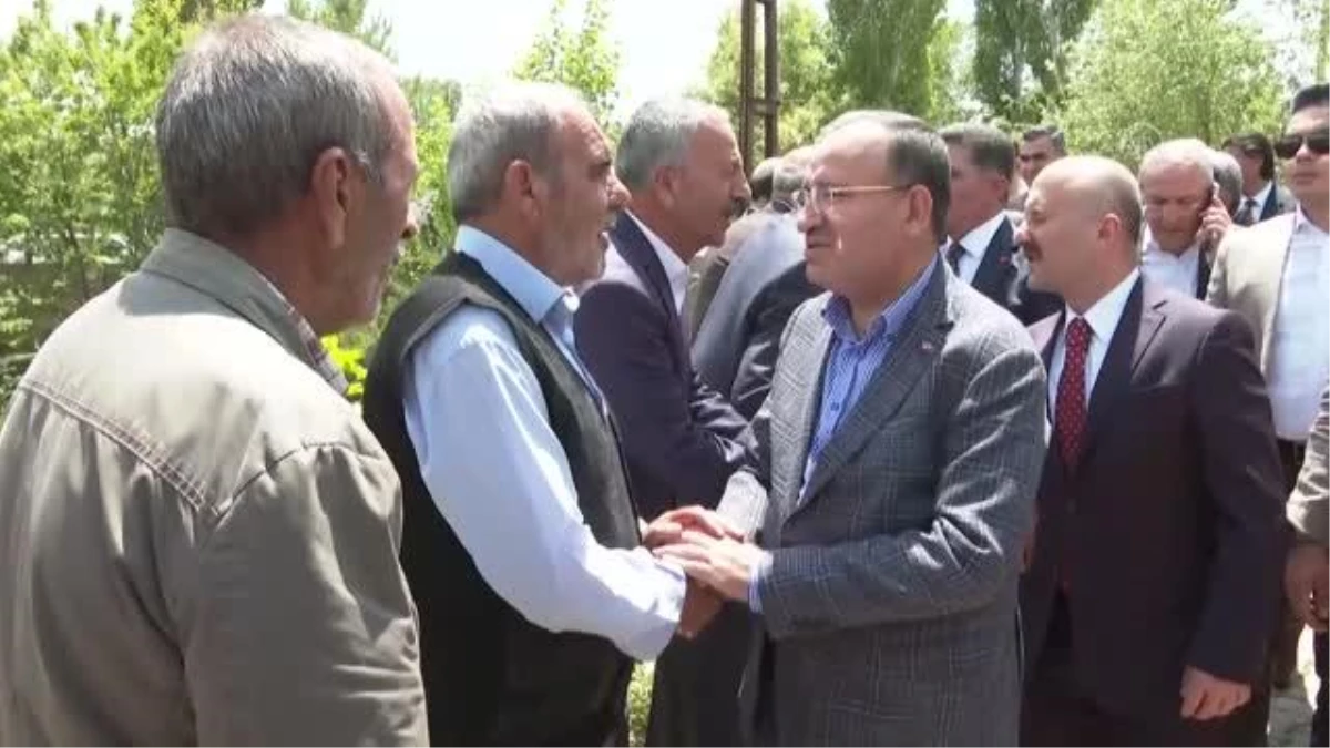 Son dakika haberi | Adalet Bakanı Bozdağ, şehit infaz koruma memuru Yiğit\'in ailesini ziyaret etti