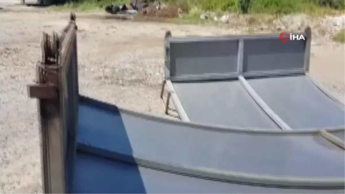 Antalya'da dehşet anları kamerada: Dev sundurma kapağı turistlere böyle çarptı