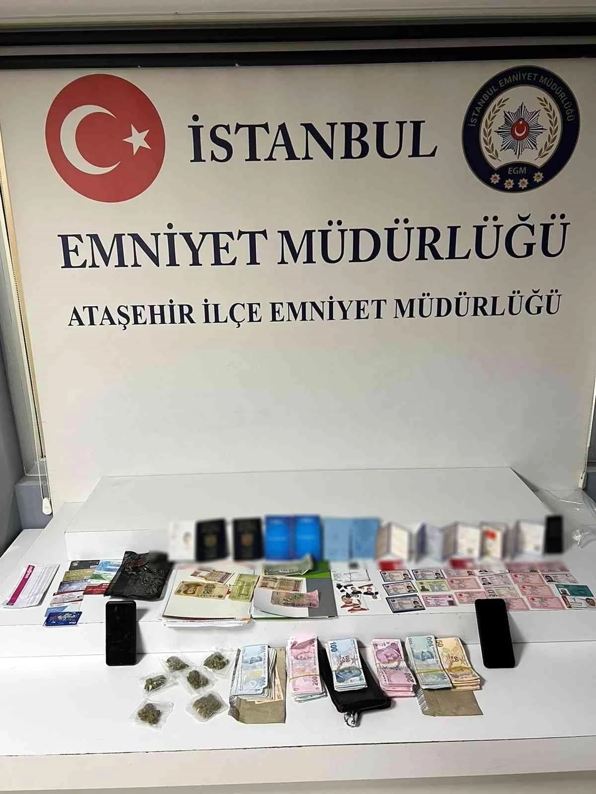 Ataşehir\'de öğrencilere uyuşturucu satan şahıslar kıskıvrak yakalandı
