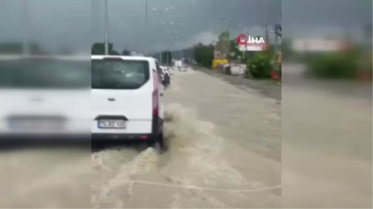 Bartın\'da sağanak yolları göle çevirdi, binanın istinat duvarı yıkıldı