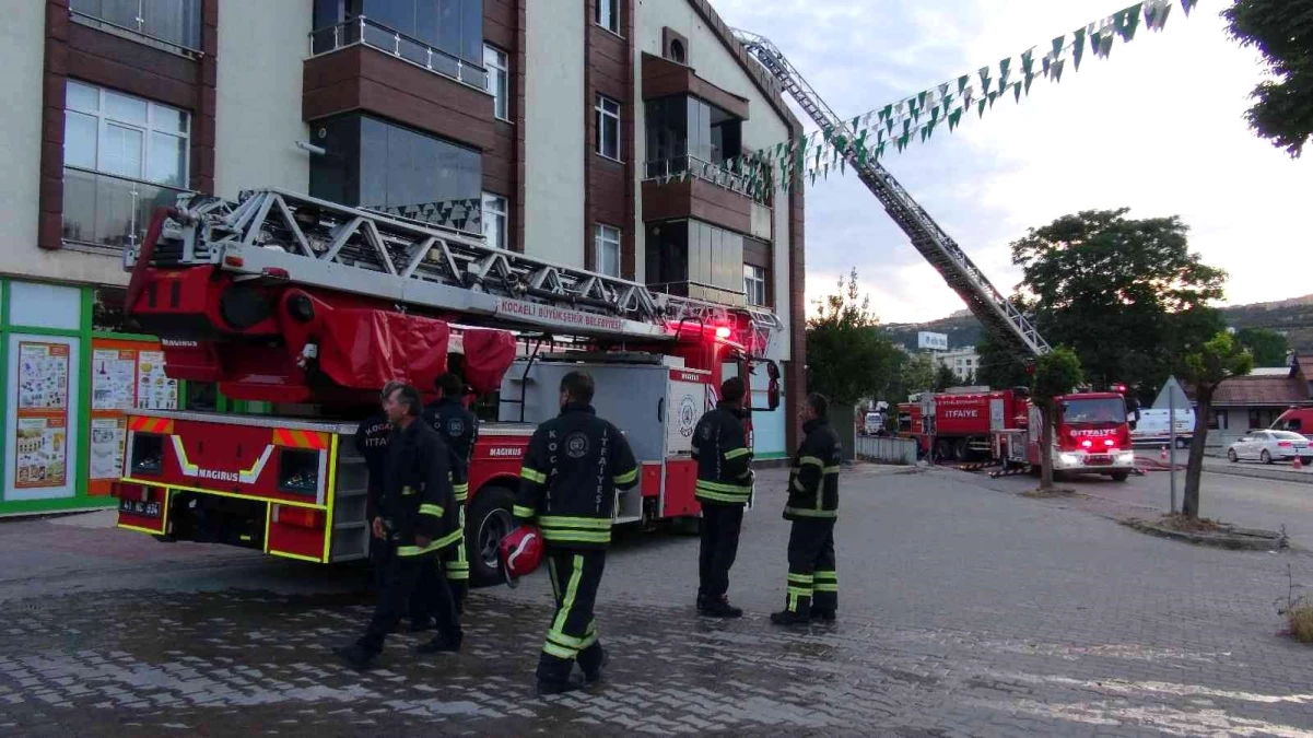 Son dakika haberleri | Çatı tadilatı yapılan apartmanda yangın çıktı, 4 dairede hasar oluştu