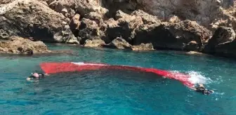 Denize düşen dev Türk bayrağını polisler çıkardı