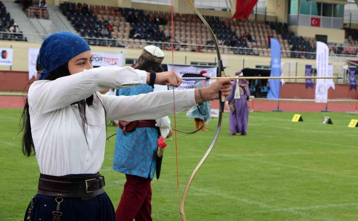 Erzincan\'da düzenlenen Geleneksel Okçuluk Türkiye Şampiyonası renkli görüntülere sahne oldu
