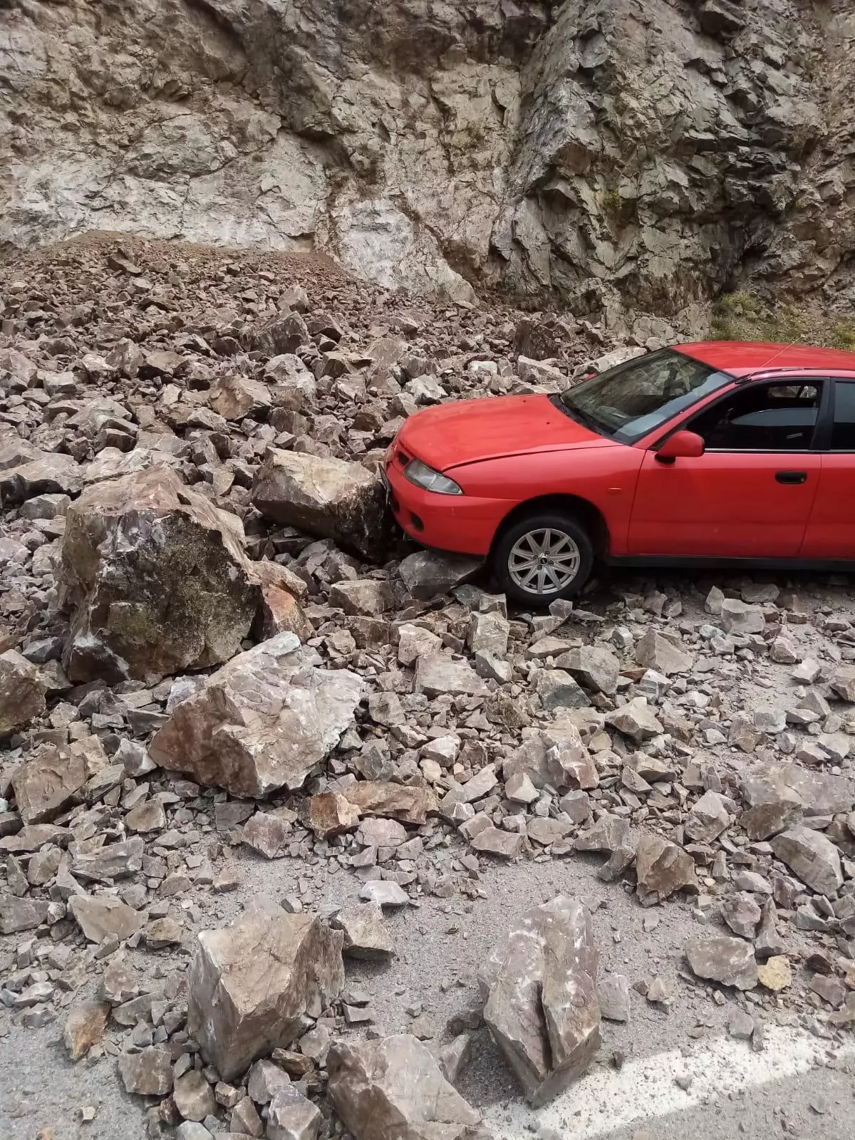 Gümüşhane'de yamaçtan kopan kaya parçaları seyir halindeki otomobile hasar verdi