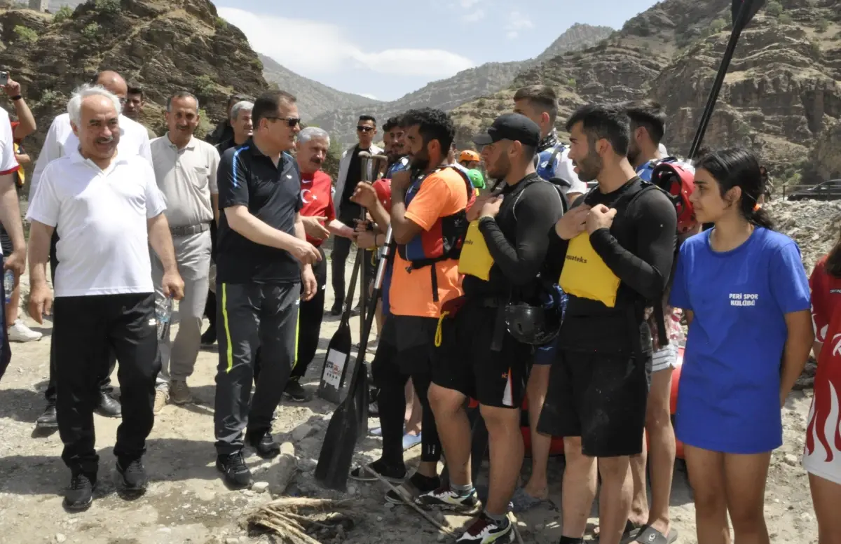 İçişleri Bakan Yardımcısı Ersoy, Çukurca\'da rafting yaptı Açıklaması