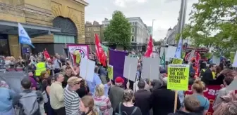 İngiltere'de demiryolu ve metro çalışanları grevin son gününde gösteri düzenledi