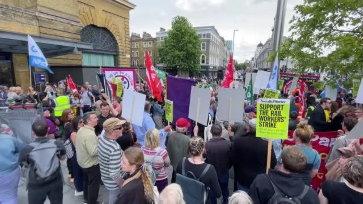 İngiltere\'de demiryolu ve metro çalışanları grevin son gününde gösteri düzenledi