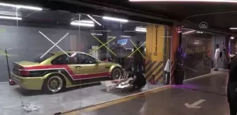 İran'da oto kaplama ve modifiyesi yapan 'kadın usta' hemcinslerini de istihdam ediyor