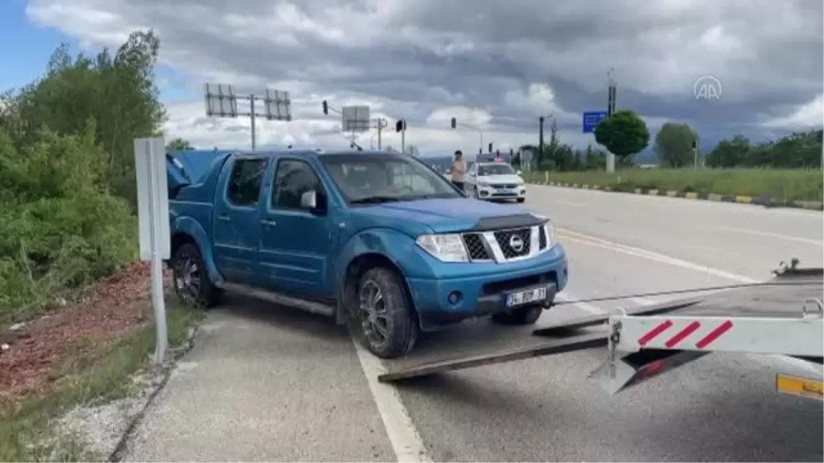 KASTAMONU - Devrilen pikaptaki 3 kişi yaralandı