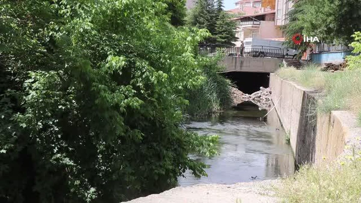 Kırşehir Belediyesi, çalışmalarda çıkarılan molozları Kılıçözlü Deresi'ne attı