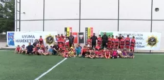 Narkotik polisinden gençlerle futbol maçı