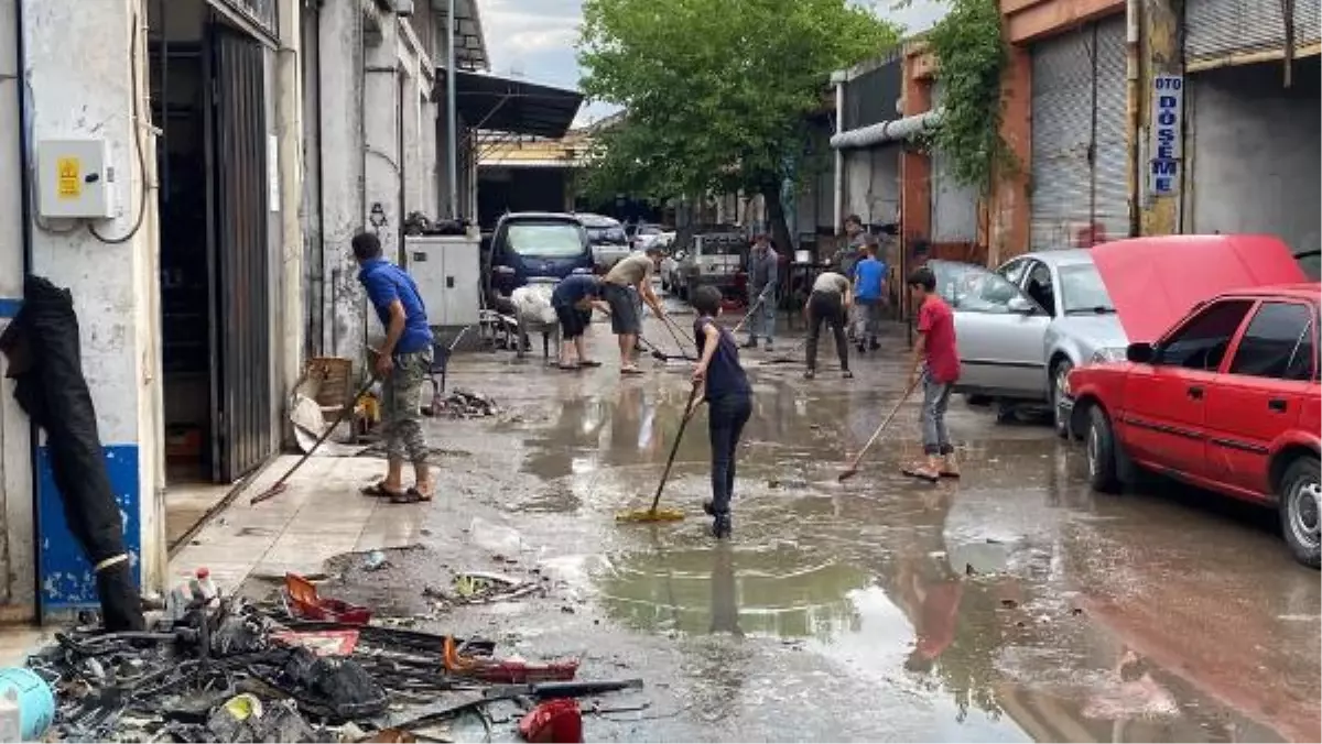 Osmaniye\'de sağanağın vurduğu sanayi sitesi temizleniyor