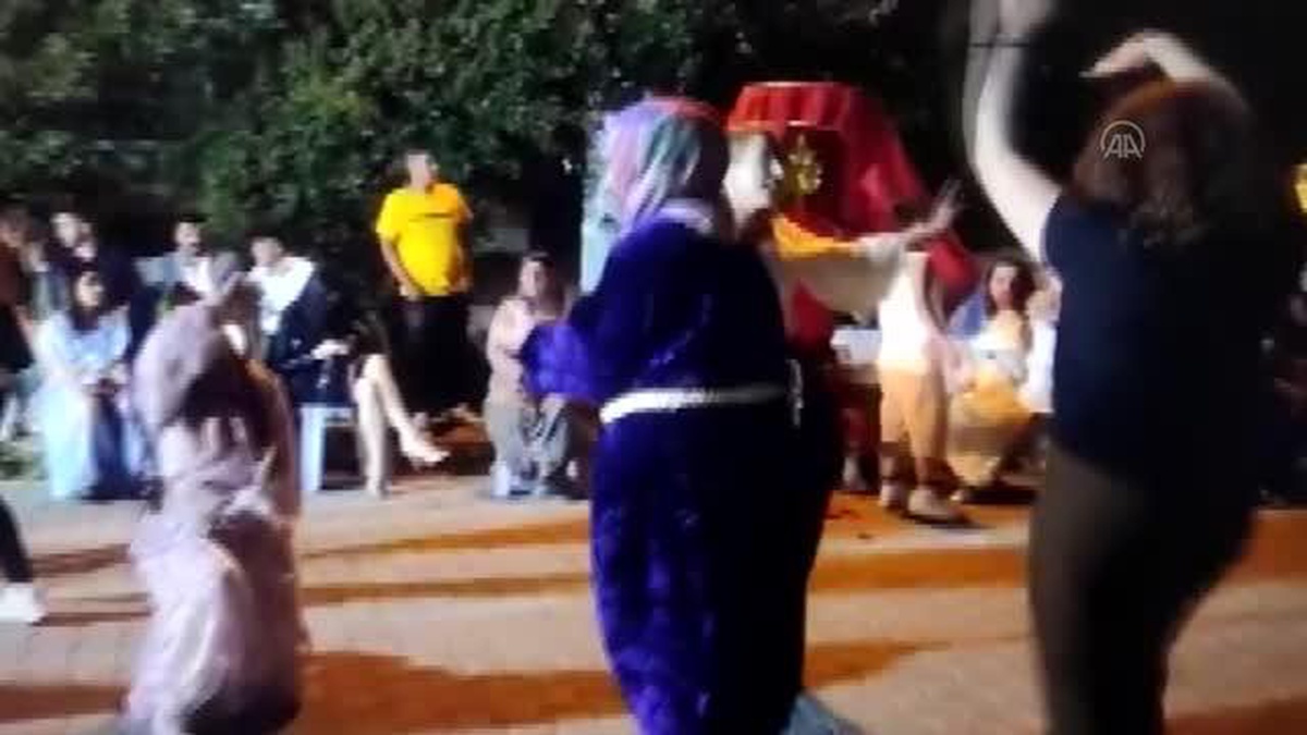 Son dakika! Otomobilin düğün alanında beş kişiyi yaralamasını güvenlik kamerası kaydetti