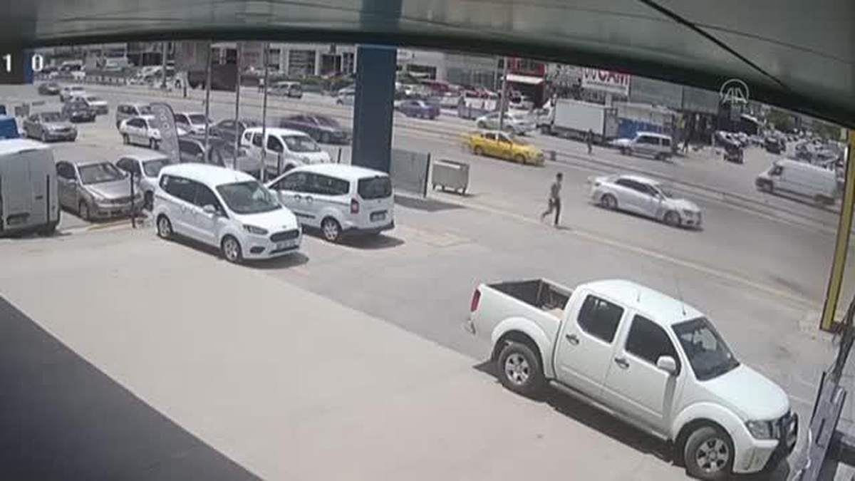 Otomobilin yayaya çarpması güvenlik kamerasında