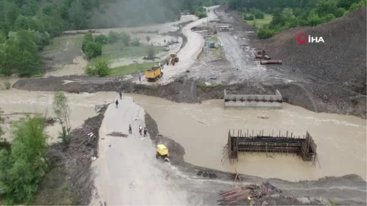 Sada Çayı\'nın taşmasıyla yol çöktü: İki ilçenin Kastamonu\'yla bağlantısı kesildi