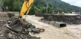 Sada Çayı taştı, Kastamonu-Cide yolu çöktü