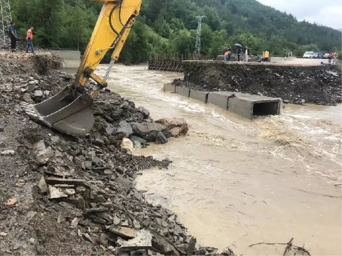 Sada Çayı taştı, Kastamonu-Cide yolu çöktü