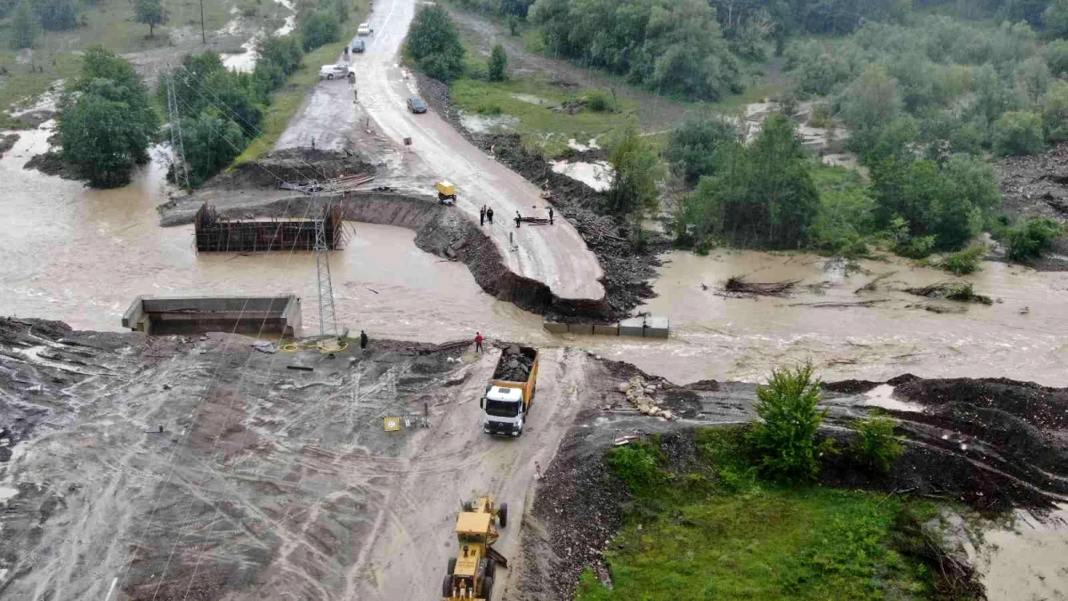 Kastamonu\'da sağanak yağış nedeniyle Sada Çayı taştı, yol ve köprü çöktü
