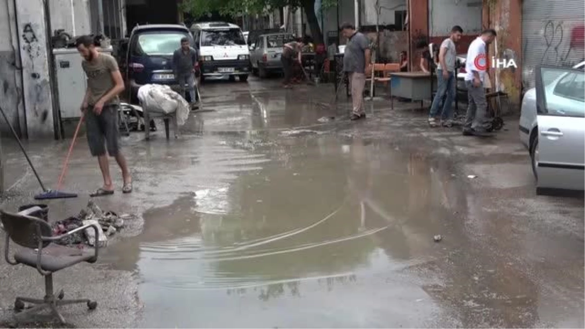 Sağanak yağışın vurduğu Osmaniye\'de, sanayi esnafı güne iş yerlerini temizleyerek başladı