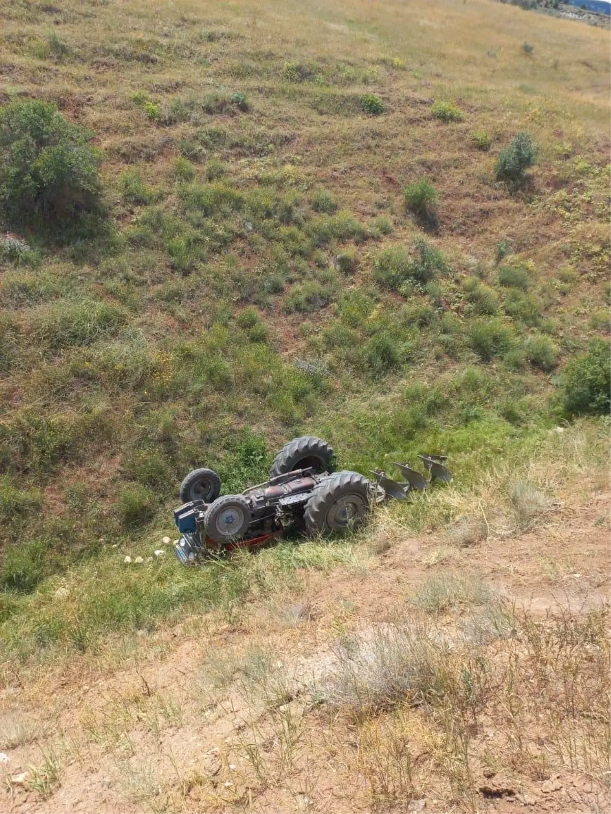 Sivas'ta devrilen traktörün sürücüsü ağır yaralandı